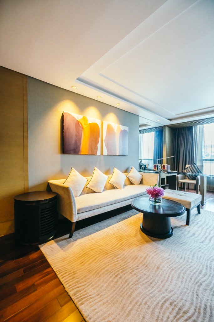bae66d7f0_tidy-hall-with-white-couch